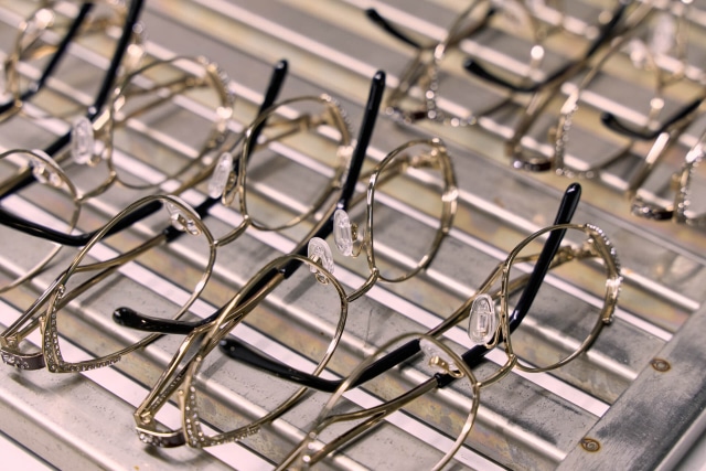 Precision eyewear milling and assembly operations in Cadore